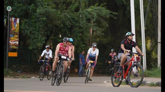 The 113km triathlon kicked off with the swimming leg of 1.9km at Sukhna Lake, followed by 90km cycling on the Kurali-Chandigarh highway and the running leg was through the DLF Hyde Park Estate. (HT)