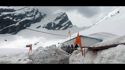A view of the snow-covered Gurdwara Hemkunt Sahib, in Chamoli district of Uttarakhand. (ANI File)