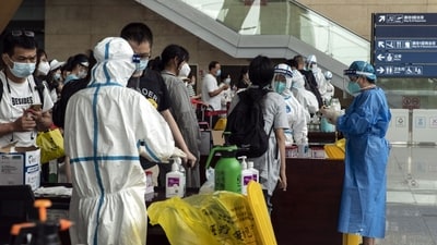 Arriving travelers queue for Covid-19 tests at Changshui International Airport in Kunming, China (Bloomberg)