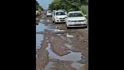 Damaged roads and potholes are posing a serious threat to the lives of commuters. (Gurpreet Singh/HT) Damaged roads and potholes are posing a serious threat to the lives of commuters. (Gurpreet Singh/HT)