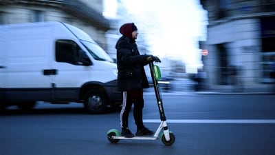 Paris, where self-service electric scooters will be banned from September 1, is about to join the few cities in the world that have opted for a ban, with many other municipalities opting for more or less strict restrictions. (AFP)