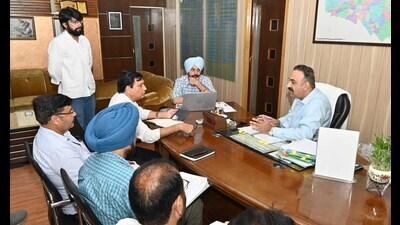 Municipal corporation commissioner Sandeep Rishi addressing a meeting in Ludhiana on Monday. (Gurpreet Singh/HT)