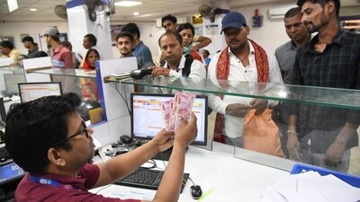 People at a bank in Patna. (HT Photo) People at a bank in Patna. (HT Photo)