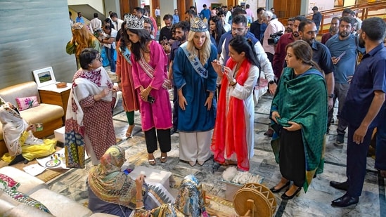 Bielawska explored Kashmiri handicrafts and art during her visit to the Sher-i-Kashmir International Conference Centre in Srinagar.(ANI)