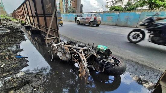 According to the police, the incident occurred between R Mall and the Vihang Hotel in the early hours of Monday when Rajput was on his Yamaha R15 bike heading to Koparkhaiarne in Navi Mumbai from Mira Road. He left the house around 4am and was travelling to his workplace. (Praful Gangurde / HT Photo)