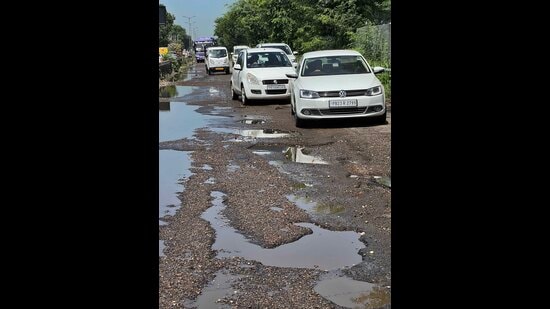 Damaged roads and potholes are posing a serious threat to the lives of commuters. (Gurpreet Singh/HT)