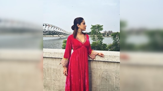 Opting for a half-tied hairdo and minimal makeup, Nushrratt Bharuccha skillfully complements her overall appearance.&nbsp;(Instagram/@nushrrattbharuccha)