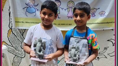 An eco-friendly idol making workshop was organised to encourage children to sculpt their own Ganpati Bappa idol. (HT)