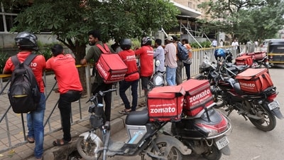 Gig workers wait in line to collect their delivery order outside a mall in Mumbai, India, August 10, 2023. REUTERS/Francis Mascarenhas (REUTERS)