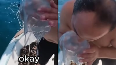 The image shows the man trying to eat a jellyfish. (YouTube@52.turgay) The image shows the man trying to eat a jellyfish. (YouTube@52.turgay)