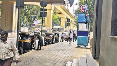 Maha-Metro’s announcement made last fortnight of autorickshaw share feeder service under the last-mile connectivity is yet to benefit commuters. (SHANKAR NARAYAN/HT) Maha-Metro’s announcement made last fortnight of autorickshaw share feeder service under the last-mile connectivity is yet to benefit commuters. (SHANKAR NARAYAN/HT)