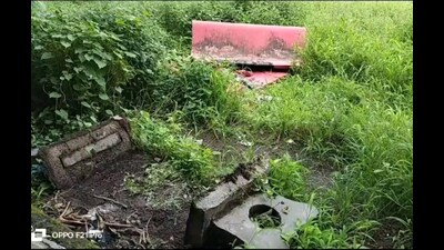 Navi Mumbai, India - Aug. 28, 2023:Corporator asked corporation to take action against the contractor who was responsible for maintaining the garden in Navi Mumbai, India, on Monday, August 28, 2023. (Photo by / HT PHOTO) (HT PHOTO) Navi Mumbai, India - Aug. 28, 2023:Corporator asked corporation to take action against the contractor who was responsible for maintaining the garden in Navi Mumbai, India, on Monday, August 28, 2023. (Photo by / HT PHOTO) (HT PHOTO)