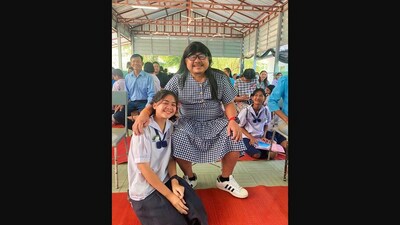 The image shows the dress-wearing dad with his daughter. (Facebook/Prachya Deebu) The image shows the dress-wearing dad with his daughter. (Facebook/Prachya Deebu)