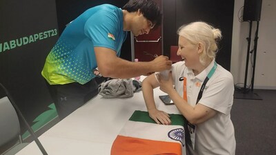 Neeraj Chopra gives autograph (@jon_selvaraj) Neeraj Chopra gives autograph (@jon_selvaraj)