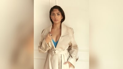 For a pop of colour, Mrunal paired her cream trench coat look with a turquoise bralette from the shelves of clothing brand Hunkemöller India. (Instagram/@mrunalthakur) For a pop of colour, Mrunal paired her cream trench coat look with a turquoise bralette from the shelves of clothing brand Hunkemöller India. (Instagram/@mrunalthakur)