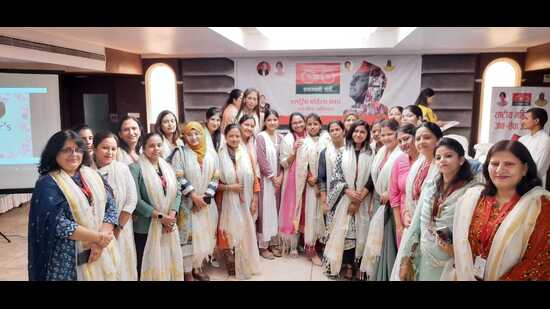 Juhi Singh, president of Rashtriya Mahila Sabha, with felicitated teachers and other office bearers of the body. (HT Photo)