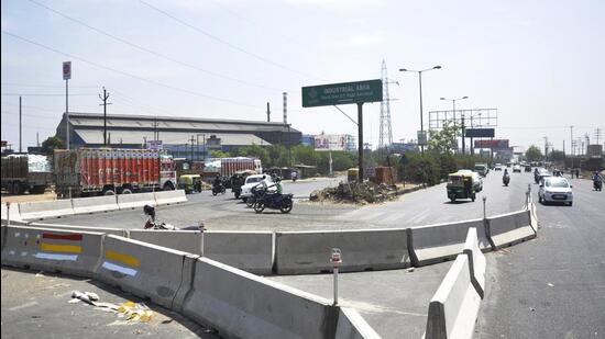 The bikers intercepted Nadeem’s scooter near the ABES College crossing on NH-9, and robbed him at gunpoint. (HT Archive)