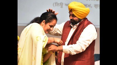 An Anganwadi worker ties rakhi to Punjab chief minister Bhagwant Mann during an event at Guru Nanak Dev University in Amritsar, on Wednesday. (Sameer Sehgal/HT) An Anganwadi worker ties rakhi to Punjab chief minister Bhagwant Mann during an event at Guru Nanak Dev University in Amritsar, on Wednesday. (Sameer Sehgal/HT)