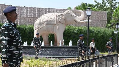 CRPF personnel maintain a vigil near the IGI airport on Wednesday. (Sanjeev Verma/HT photo) CRPF personnel maintain a vigil near the IGI airport on Wednesday. (Sanjeev Verma/HT photo)