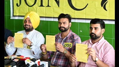CYSS members during the launch of party manifesto at Panjab University. (HT PHOTO) CYSS members during the launch of party manifesto at Panjab University. (HT PHOTO)