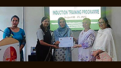 Certificates were distributed among all the participants on the successful completion of the course. (HT)