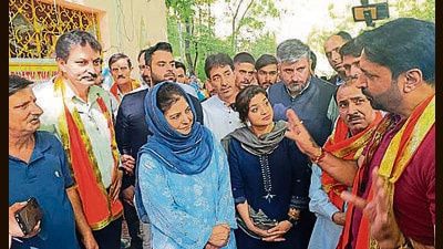 Mufti extended her wishes to Kashmiri Pandits on the occasion of their annual hawan to mark Raksha Bandhan at the temple in Bijbehara (HT Photo) Mufti extended her wishes to Kashmiri Pandits on the occasion of their annual hawan to mark Raksha Bandhan at the temple in Bijbehara (HT Photo)