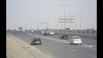 The traffic police said the truck was laden with LPG cylinders and was coming from Meerut when its driver got confused and got on the expressway at the ABES crossing near Crossings Republik. (Sakib Ali/HT Photo) The traffic police said the truck was laden with LPG cylinders and was coming from Meerut when its driver got confused and got on the expressway at the ABES crossing near Crossings Republik. (Sakib Ali/HT Photo)