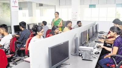 Why CBT is better than pen-and-paper exam? (RAVINDRA JOSHI/ HT PHOTO) Why CBT is better than pen-and-paper exam? (RAVINDRA JOSHI/ HT PHOTO)