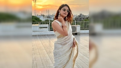 Enhancing her Onam ensemble, Keerthy Suresh adorned herself with jhumkas, bangles, a wristwatch, and a pair of black sunglasses with a golden rim. (Instagram/@keerthysureshofficial) Enhancing her Onam ensemble, Keerthy Suresh adorned herself with jhumkas, bangles, a wristwatch, and a pair of black sunglasses with a golden rim. (Instagram/@keerthysureshofficial)