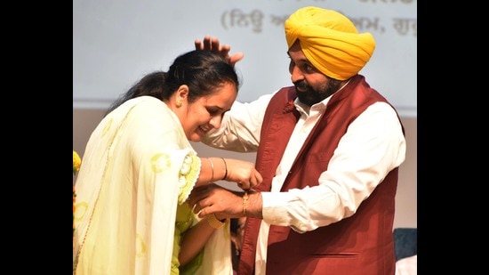 An Anganwadi worker ties rakhi to Punjab chief minister Bhagwant Mann during an event at Guru Nanak Dev University in Amritsar, on Wednesday. (Sameer Sehgal/HT)