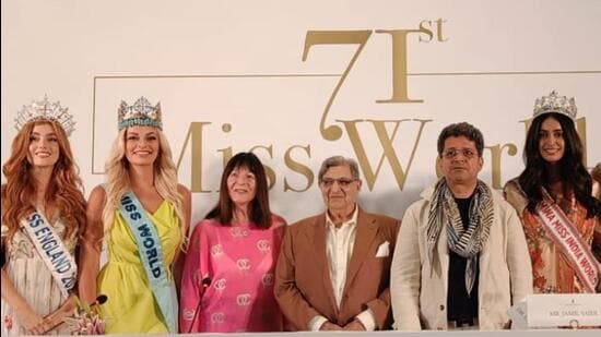 NCP supremo Sharad Pawar’s college friend Cyrus Poonawalla (centre) has advised him to retire from active politics. Poonawalla hosted the Miss World 2023 team at Koregaon Park recently. (HT)
