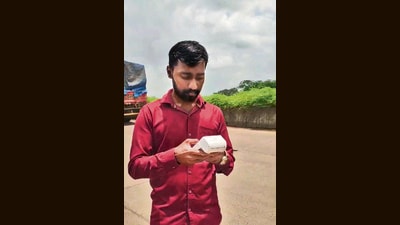 Viral video: RTO officers make an auto driver fine other auto drivers Viral video: RTO officers make an auto driver fine other auto drivers