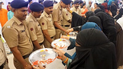 At this time, efforts were made to maintain harmony and peace in the society Rakhi was also tied to the police this time, in Thane, Mumbai. (HT Photo/Praful Gangurde) At this time, efforts were made to maintain harmony and peace in the society Rakhi was also tied to the police this time, in Thane, Mumbai. (HT Photo/Praful Gangurde)