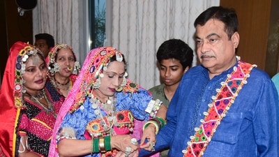 A woman from the Banjara community ties a rakhi on the wrist of Union Minister of Road Transport and Higways Nitin Gadkari. (ANI) A woman from the Banjara community ties a rakhi on the wrist of Union Minister of Road Transport and Higways Nitin Gadkari. (ANI)
