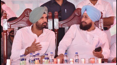 PPCC president Amrinder Singh Raja Warring (L) and Leader of Opposition Partap Singh Bajwa during a rally at Baba Bakala . (Sameer Sehgal/HT)
