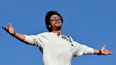 TOPSHOT - Bollywood actor Shah Rukh Khan greets fans with his iconic pose at his residence Mannat in Mumbai on June 10, 2023. (Photo by Sujit JAISWAL / AFP) (AFP) TOPSHOT - Bollywood actor Shah Rukh Khan greets fans with his iconic pose at his residence Mannat in Mumbai on June 10, 2023. (Photo by Sujit JAISWAL / AFP) (AFP)
