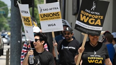 Hollywood writers and their supporters from the SAG AFTRA actors' union walk the picket line outside Warner Bros Studios in Burbank, California. (Photo by Robyn Beck / AFP) (AFP) Hollywood writers and their supporters from the SAG AFTRA actors' union walk the picket line outside Warner Bros Studios in Burbank, California. (Photo by Robyn Beck / AFP) (AFP)