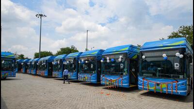With the addition of these new 400 buses, the total count of DTC’s fleet now goes over 800, Delhi transport department officials said. (HT Archive) With the addition of these new 400 buses, the total count of DTC’s fleet now goes over 800, Delhi transport department officials said. (HT Archive)