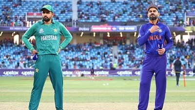 Babar Azam and Virat Kohli during the T20 World Cup 2021. (Getty) Babar Azam and Virat Kohli during the T20 World Cup 2021. (Getty)