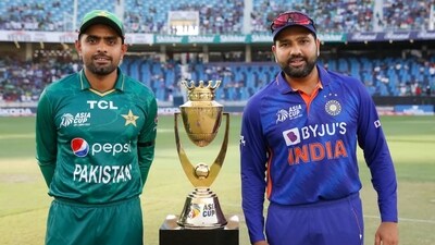 Pakistan captain Babar Azam and India skipper Rohit Sharma pose with Asia Cup photo (ACC)