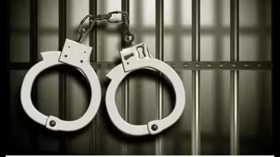 The accused, who runs a clinic in Bapu Market where the victims reside, claimed to have connections with corporation officials and offered them help to secure the properties. He charged them ₹60,000 each for the two quarters and provided them with fake allotment letters shortly after. (Getty image)