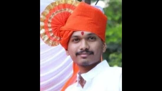 The police team, along with forensic experts, then went to the spot in the Konkanipada jungle area where they recovered a half-burnt body. Another team laid a trap to nab the other two accused, and managed to do so by Wednesday night from Thane. The three accused were identified as Gurunath Jadhav, 31, Karan Savra, 27 and Prashant Jabbar 21. (HT PHOTO)