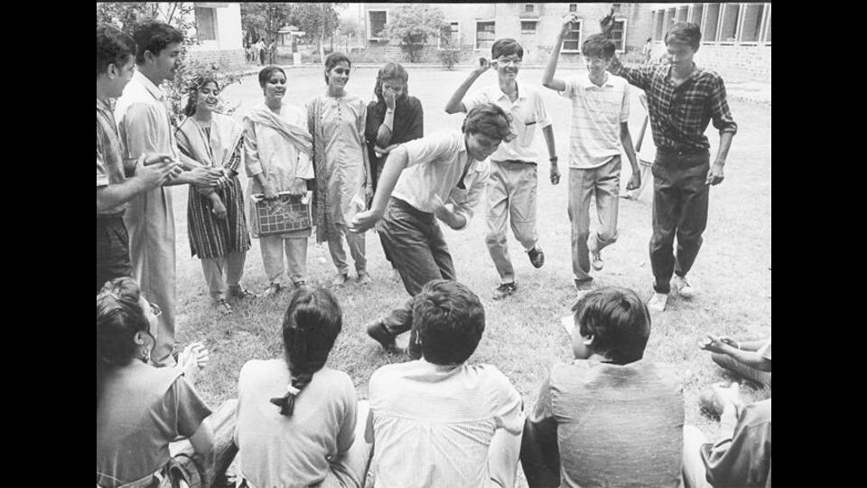 An image from 1979, shot at Delhi University’s Hindu College. Campus life is much the same today. (Arun Jetlie/HT Archive)