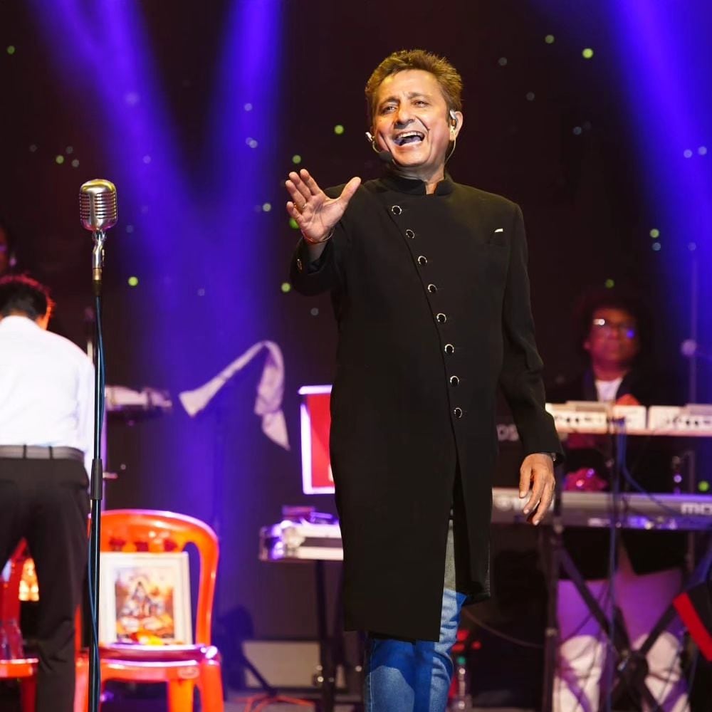 Sukhwinder Singh performing on stage Sukhwinder Singh performing on stage