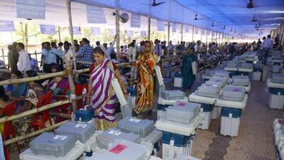 Polling officials carrying EVM and VVPAT machines. (HT PHOTO) Polling officials carrying EVM and VVPAT machines. (HT PHOTO)