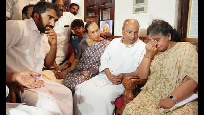 Senior Congress leader A.K. Antony with his wife Elizabeth Antony meets former Kerala chief minister Oommen Chandy's wife Mariamma Ummen and son Chandy Oommen, in Kottayam on Friday. (PTI)
