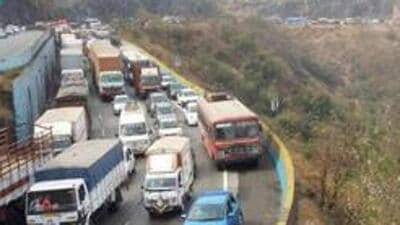 The traffic was blocked on Pune-Mumbai Expressway for 40 minutes for gantry installation on Friday. (HT FILE PHOTO)