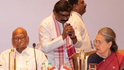 NCP chief Sharad Pawar, Congress leader Sonia Gandhi and Jharkhand CM Heman Soren attend INDIA meeting at Grand Hyatt in Mumbai. (Satish Bate/HT)