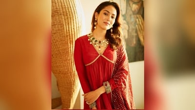 For accessories, Mira opted for traditional jewellery, including a layered necklace adorned with multi-coloured emeralds and pearls and a matching earring. Mira finished off her look with her hair left loose in a side-swept style and a small black bindi. (Instagram/@mira.kapoor)