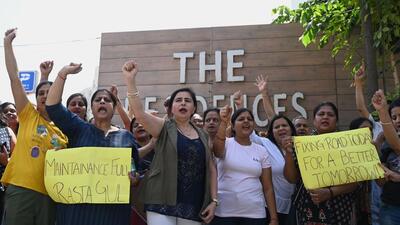 Around 250 residents of the Unitech Residences condominium held a protest against the developer, in Sector 33 in Gurugram on Saturday. (Parveen Kumar/HT)
